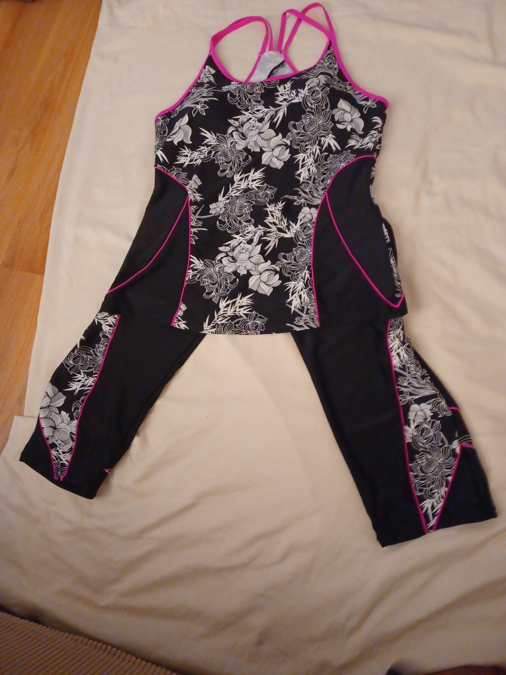 ACTIVE WEAR Black & White Floral Tank with Pink-Trim Leggings Set